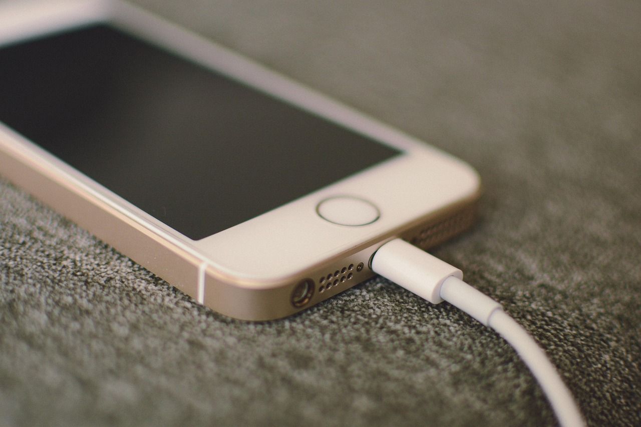 découvrez le reverse charging, une technologie innovante permettant à votre appareil de partager sa batterie avec d'autres dispositifs sans fil, pour une recharge pratique et rapide en toutes circonstances.