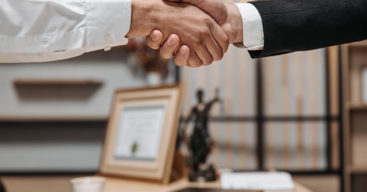 découvrez les stratégies essentielles pour réussir vos négociations contractuelles. apprenez à préparer, dialoguer et conclure des accords avantageux pour toutes les parties impliquées.