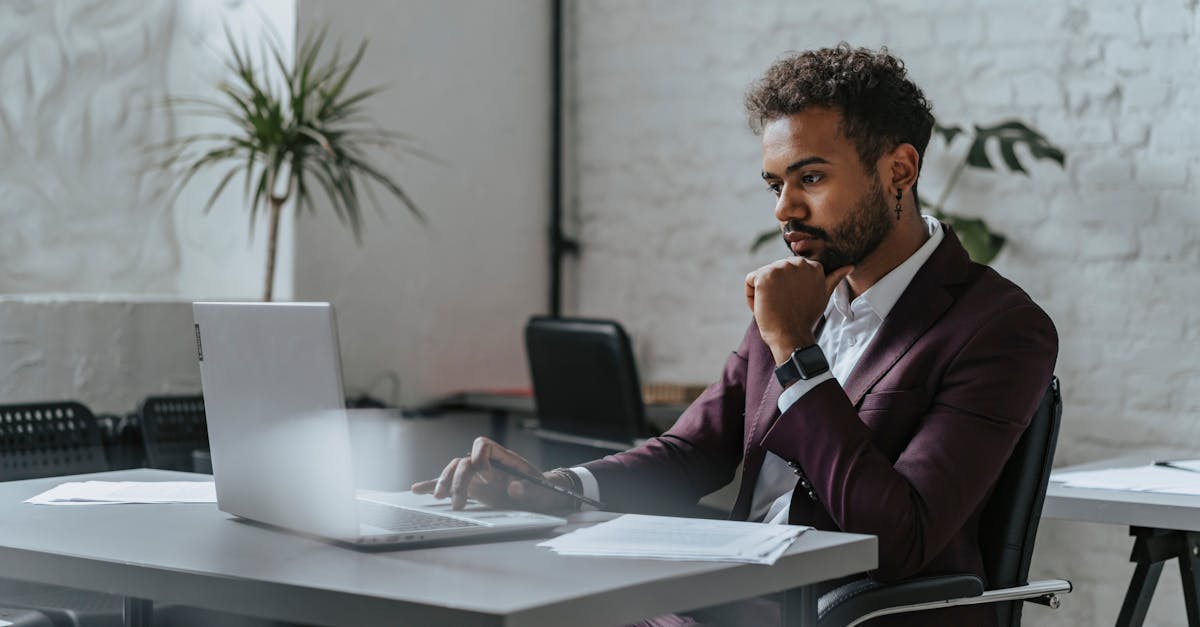 découvrez le droit numérique, une discipline qui régit l'utilisation d'internet et des technologies digitales. explorez les enjeux juridiques liés aux données, à la cybersécurité et à la propriété intellectuelle dans un monde de plus en plus connecté.